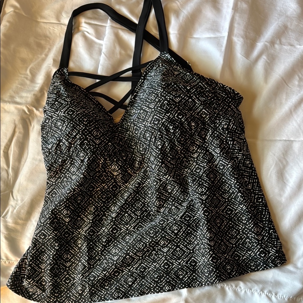 Black and White Fitted Graphic Seim Top